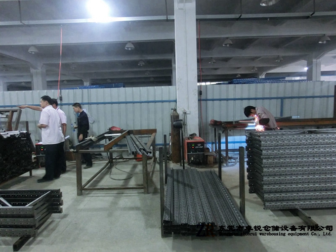 东莞货架工厂生产货架环境